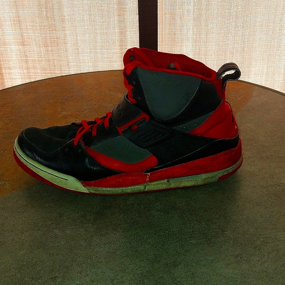 Red and black trainers - Picture 2 of 4